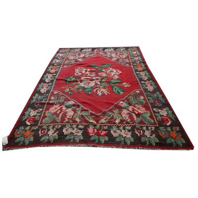 un tapis rouge et noir orné d'un motif floral
