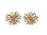 paire de boucles d'oreilles plaquées or avec un motif floral