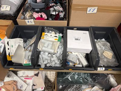 de nombreux cartons d'objets hétéroclites posés sur le sol