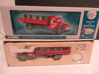 un camion rouge qui se trouve dans la boîte posée sur la table