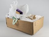 une boîte en carton contenant un certain nombre d'objets
