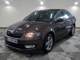 une photo d'une Skoda marron dans un showroom
