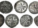 un groupe de cinq pièces d'argent posées sur une surface blanche