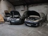 trois voitures garées dans un garage