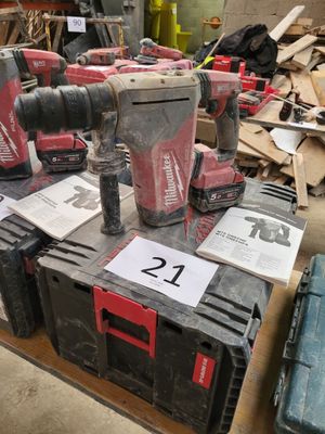 un grand nombre d'outils posés sur une table