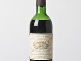 une bouteille de vin posée sur une table