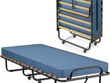 un lit pliant avec un drap bleu et un matelas bleu