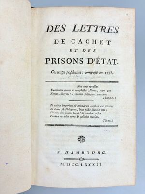 un livre ouvert avec un titre en noir et blanc