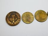 trois types de pièces différents sont présentés sur une surface blanche