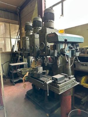 une machine qui se trouve dans une pièce avec de nombreux outils