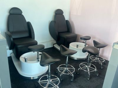 plusieurs chaises dans une salle d'attente, avec un bol posé par terre