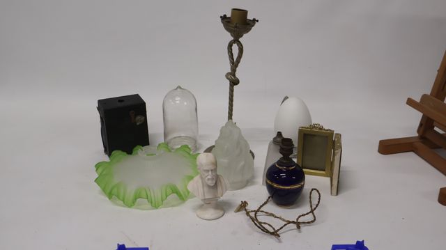 Lot de verreries, petite lampe, applique, suspension. En mauvais ...