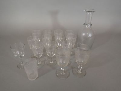 [VERRERIE] Lot de verres anciens sur pied gravés comprenant …