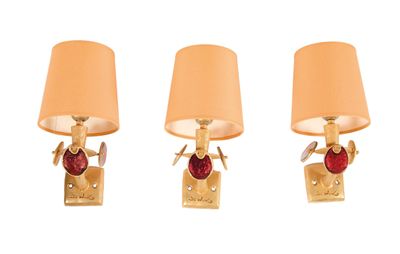 trois lampes accrochées au mur les unes à côté des autres
