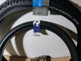 deux pneus posés sur un carton sur lequel est collée une étiquette de prix