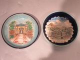 deux assiettes posées l'une à côté de l'autre sur une table