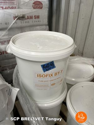 a bucket of food sitting on a pallet next to other containers