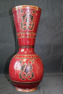 Vase italien 210/30, cornet, ébréchure sur socle, bordeaux e…