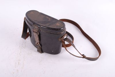 Un étui à jumelles en bakélite avec sa sangle de portage
