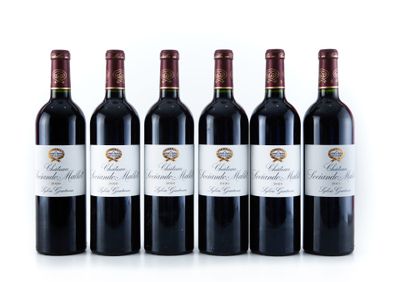 quatre bouteilles de vin rouge sont alignées
