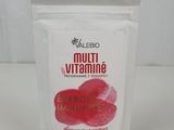 un gros plan sur un sachet de vitamines en poudre posé sur une table