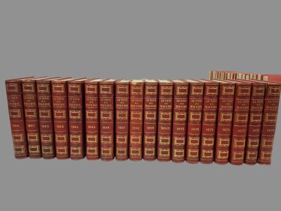 un groupe de livres superposés sur une table