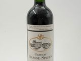 une bouteille de vin posée sur une table