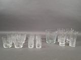un grand nombre de verres posés sur une table
