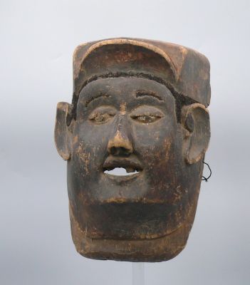 Masque en bois léger à patine sombre d’usage et traces de pi…