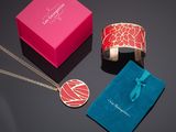 un gros plan sur une boîte à bijoux contenant un collier et un bracelet