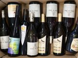 de nombreuses bouteilles de vin rangées dans un carton