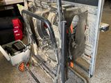 une machine posée sur le sol du garage