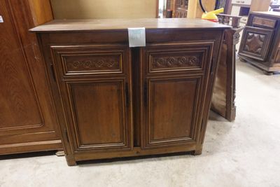 une armoire en bois munie d'une poignée en métal