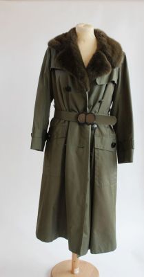 une photo d'un manteau de femme avec un col en fourrure