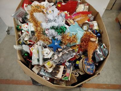 une boîte en carton remplie d'articles de Noël divers