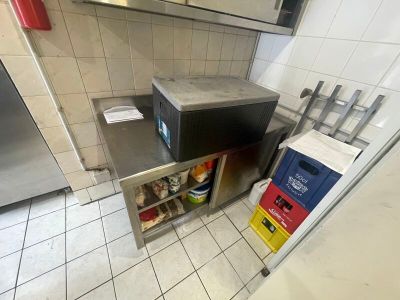un micro-ondes situé au milieu d'une cuisine