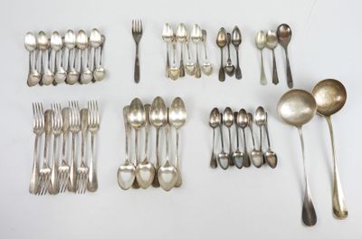 de nombreuses cuillères disposées sur la table