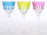 trois verres à vin de couleurs différentes posés les uns à côté des autres sur une surface blanche