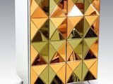 une photo d'une armoire recouverte de nombreux miroirs