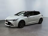 une Toyota Corollion blanche garée dans une pièce blanche
