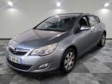 la voiture argentée est garée dans la pièce au sol en damier