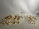 beaucoup de verres et un pichet sur la table