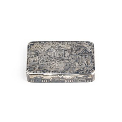 une vieille boîte en argent posée sur une surface blanche
