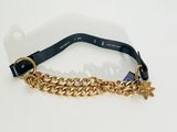 un bracelet en chaîne d'or orné d'une breloque en forme d'étoile