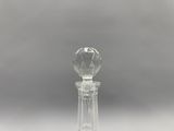 carafe en cristal sur fond blanc avec un fond gris