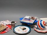 un grand nombre d'objets posés sur la table