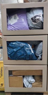 une pile de boîtes empilées les unes sur les autres