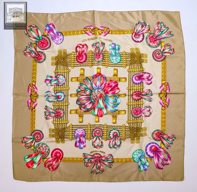 une photo d'un foulard carré orné de fleurs colorées