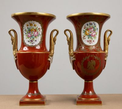PARIS. Paire de vases en porcelaine polychrome et or, de for…