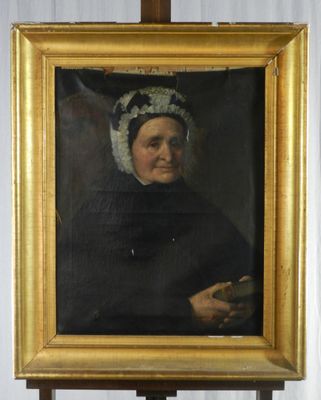 portrait d'une femme coiffée d'un bonnet, tenant une tasse de café